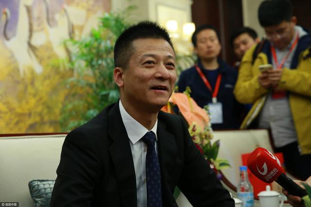 地道不是很高，也不是很宽，我们跟着一溜泛着黄光小灯泡慢慢深入其中。
