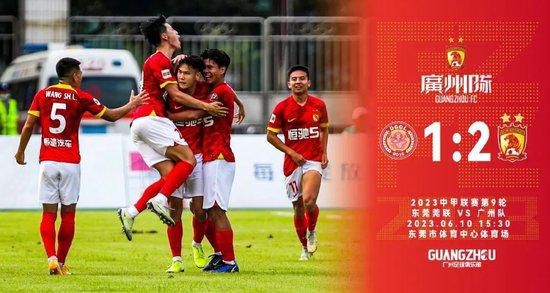近日，王家卫为影片《一代宗师》频繁出席北美宣传活动，一贯的黑装、墨镜造型出场，并耐心地一一回答观众的 章子怡凭《宗师》再获影后 表白王家卫：我等你 2014-03-07 3月6日，章子怡、王家卫、张家辉、麦浚龙等出席第20届香港电影评论学会大奖颁奖礼。