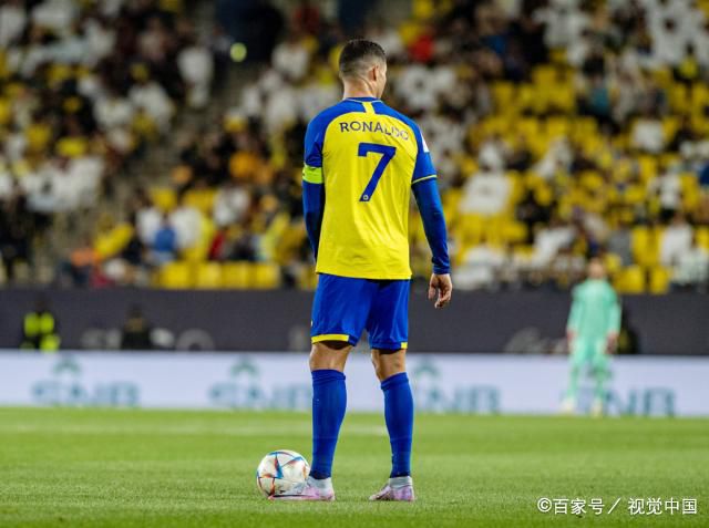 何洁挺孕肚坐轮椅晒照 自曝因二胎胎盘位置低 2015-08-24 8月24日下午，何洁晒出自己怀二胎后坐轮椅出门的照片，并表示怀孕后因为胎盘低，医生建议她少走路，自嘲现在是“自由飞翔”。