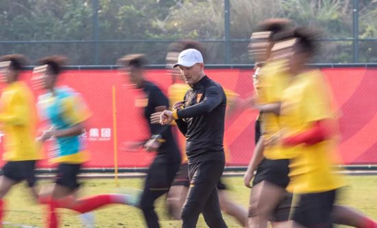 《太阳不能动》将发售写真 双男主设定超带感 2020-03-03 近日，由藤原龙也、竹内凉真共演电影《太阳不能动》宣布将发售写真集，写真集共128页，由两位主演的片场写真构成，将于4月16日发售。