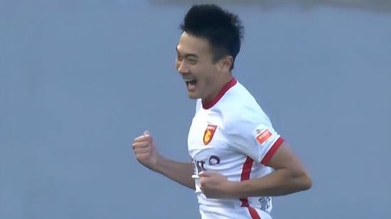 主演新剧《肯尼迪》聚焦著名政治家族 2 堪比时装周!