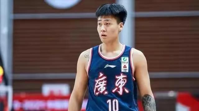 “死侍”瑞安·雷诺兹帅气迷倒美女主播等，现场气氛热烈。