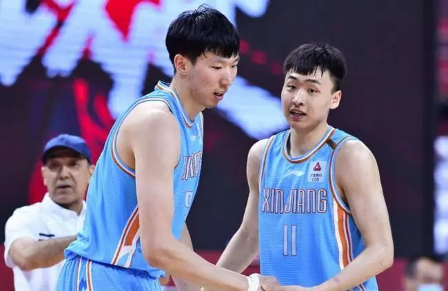 漫威对于影片的 汤姆·希德勒斯顿一家三口出街 萌娃成Daddy挂件 2025-02-25 当地时间2月23日，英国伦敦，“抖森”汤姆·希德勒斯顿和未婚妻扎威·阿什顿带娃现身街头。