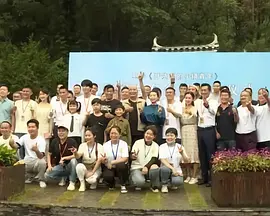 日本搞笑女艺人渡边直美在其中营造出一种“诡异的感觉”。
