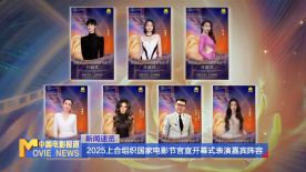 杰西卡一袭桃红色礼服格外亮眼，隐约露出的胸部轮廓性感动人。